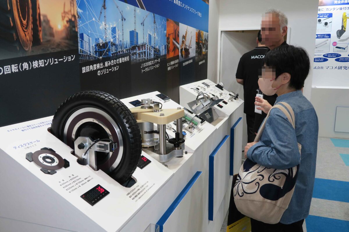 実機 組み込みパネル制作事例:展示会内のプレゼンで威力を発揮! 製造業御用達の什器でお問い合わせ効果を出す